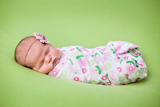 bedong membeuat bayi merasa nyaman. sumber: istockphoto.com